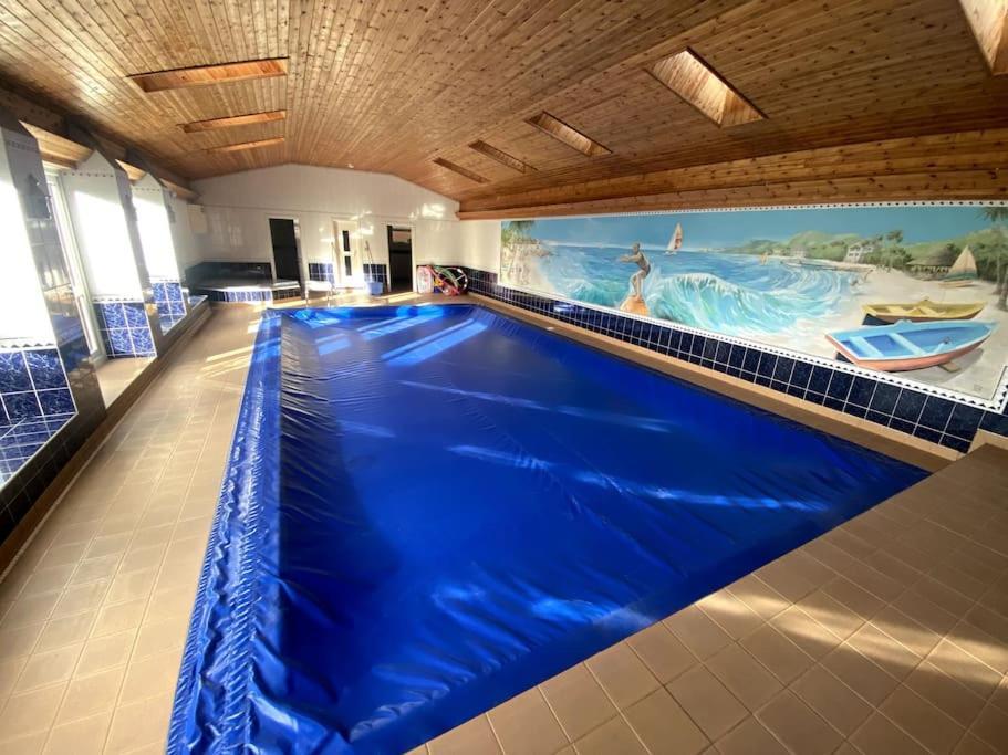 Vast, Elegant Home With Indoor Pool & Sauna Near Popular Golf Course Kington  Buitenkant foto