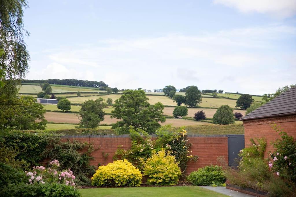 Vast, Elegant Home With Indoor Pool & Sauna Near Popular Golf Course Kington  Buitenkant foto