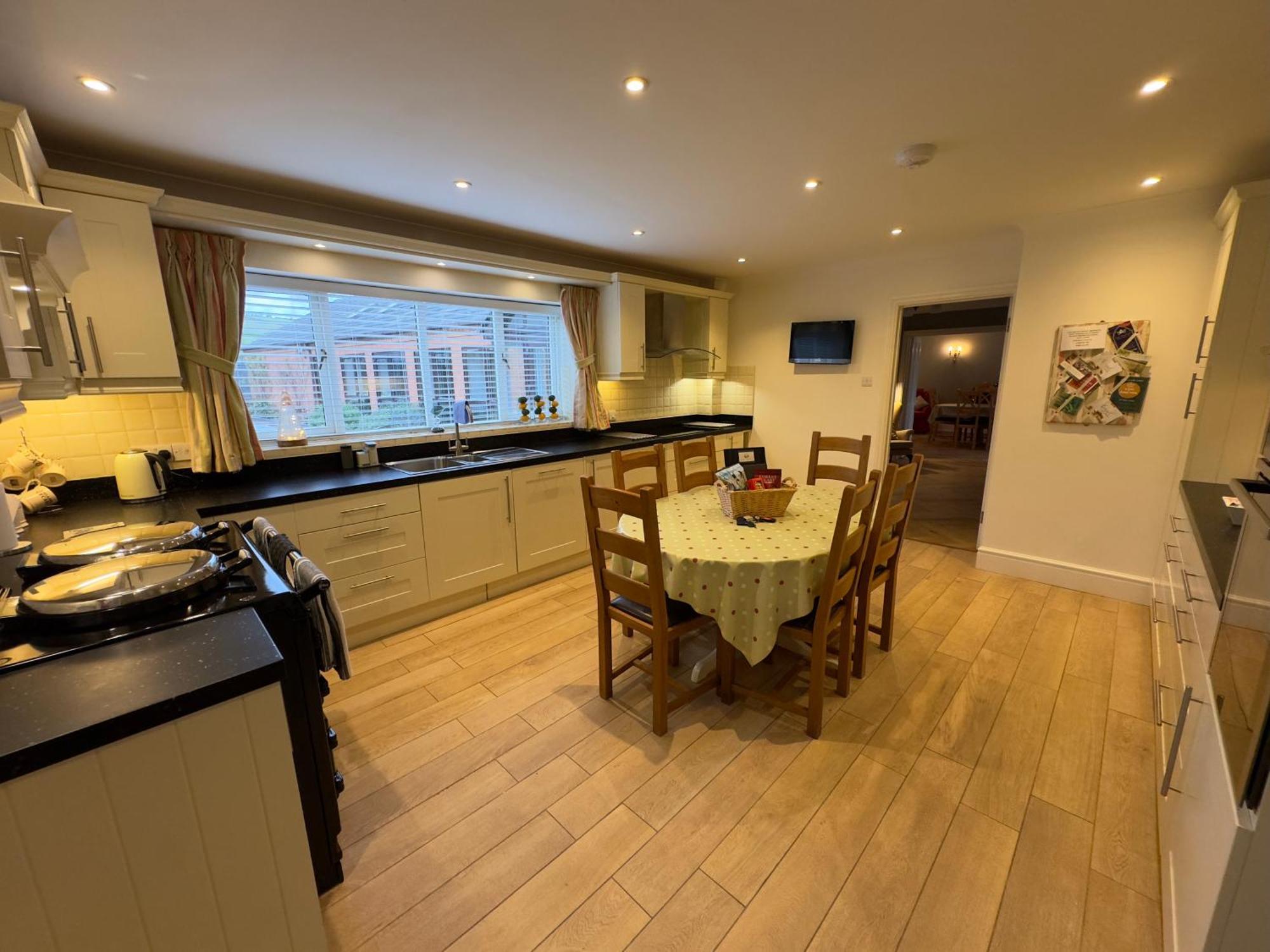 Vast, Elegant Home With Indoor Pool & Sauna Near Popular Golf Course Kington  Buitenkant foto