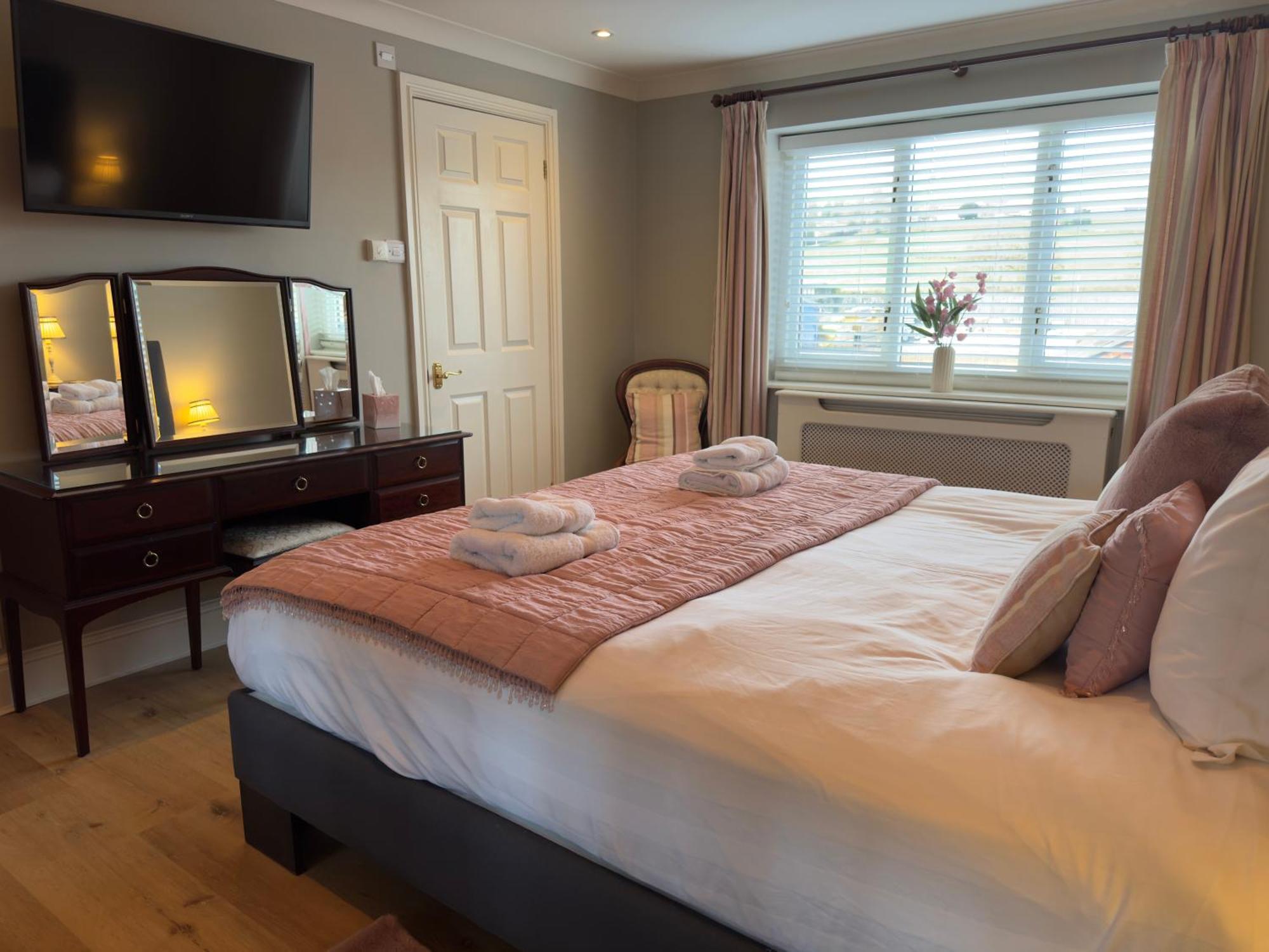 Vast, Elegant Home With Indoor Pool & Sauna Near Popular Golf Course Kington  Buitenkant foto