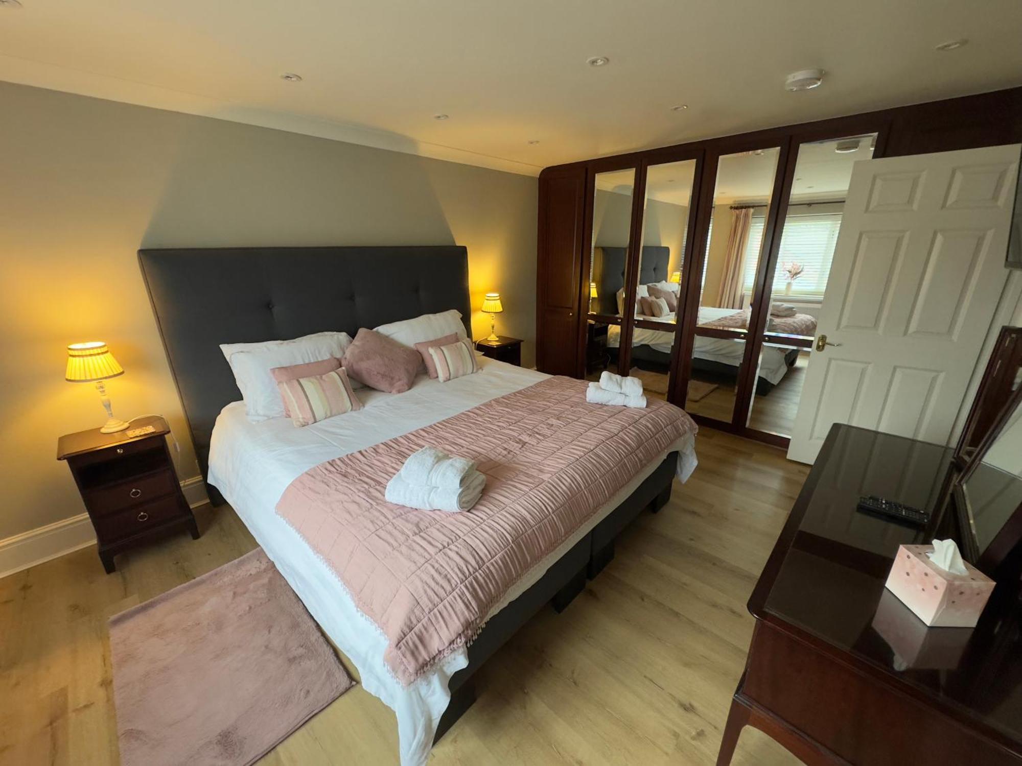 Vast, Elegant Home With Indoor Pool & Sauna Near Popular Golf Course Kington  Buitenkant foto