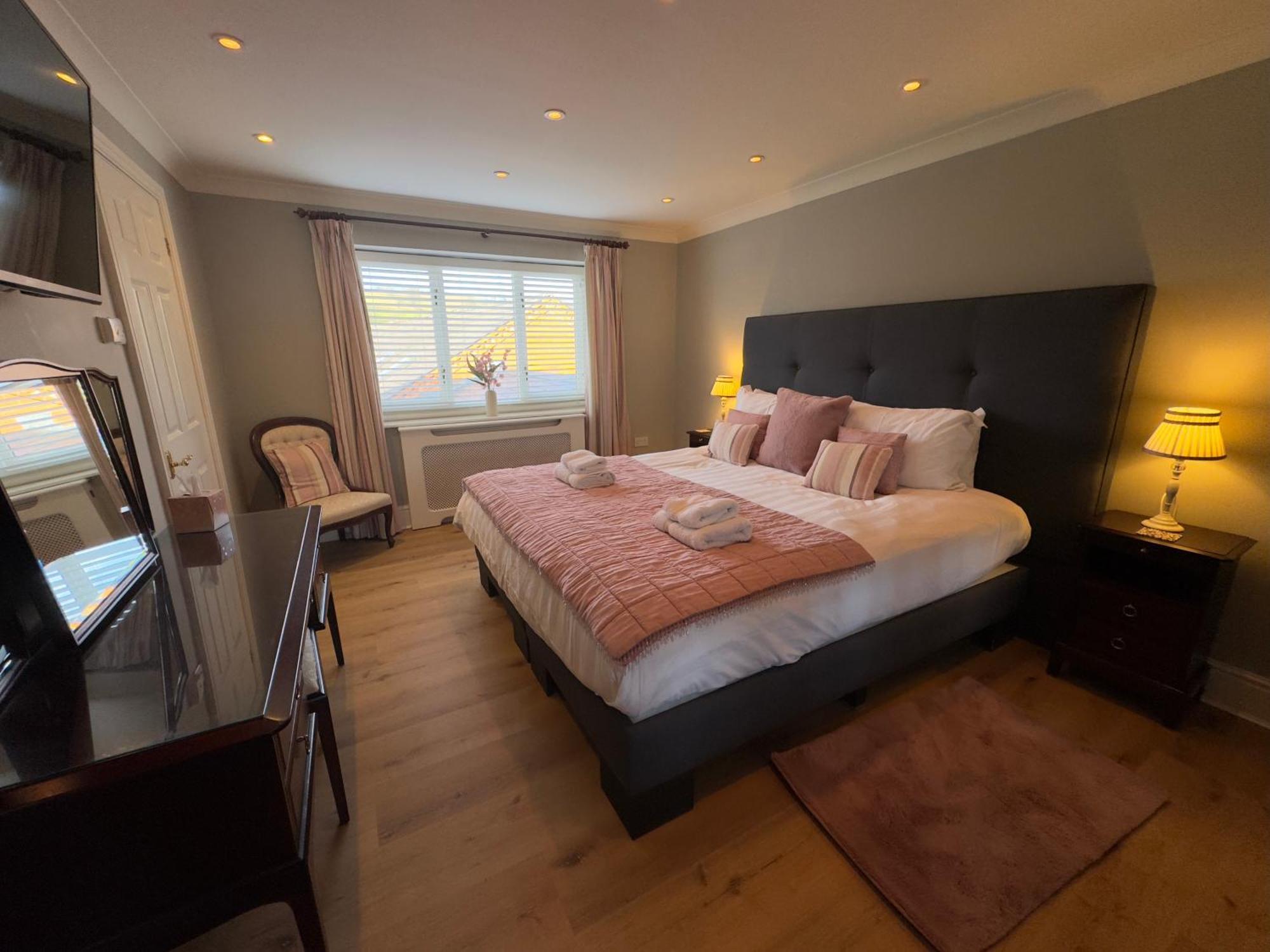 Vast, Elegant Home With Indoor Pool & Sauna Near Popular Golf Course Kington  Buitenkant foto
