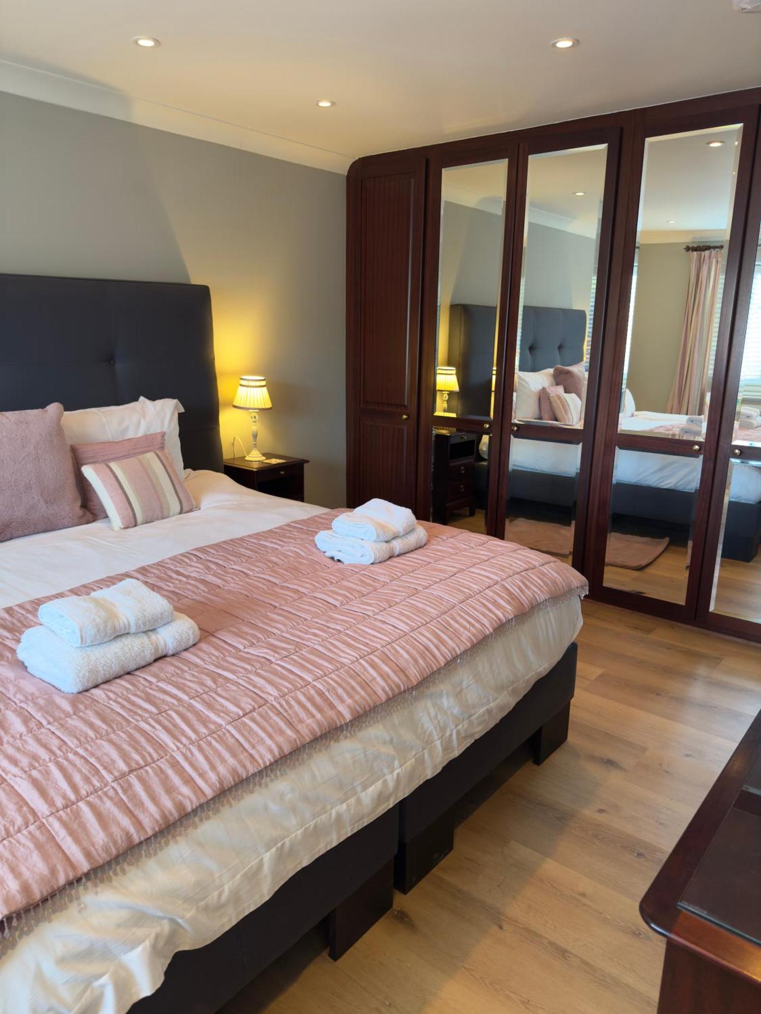 Vast, Elegant Home With Indoor Pool & Sauna Near Popular Golf Course Kington  Buitenkant foto