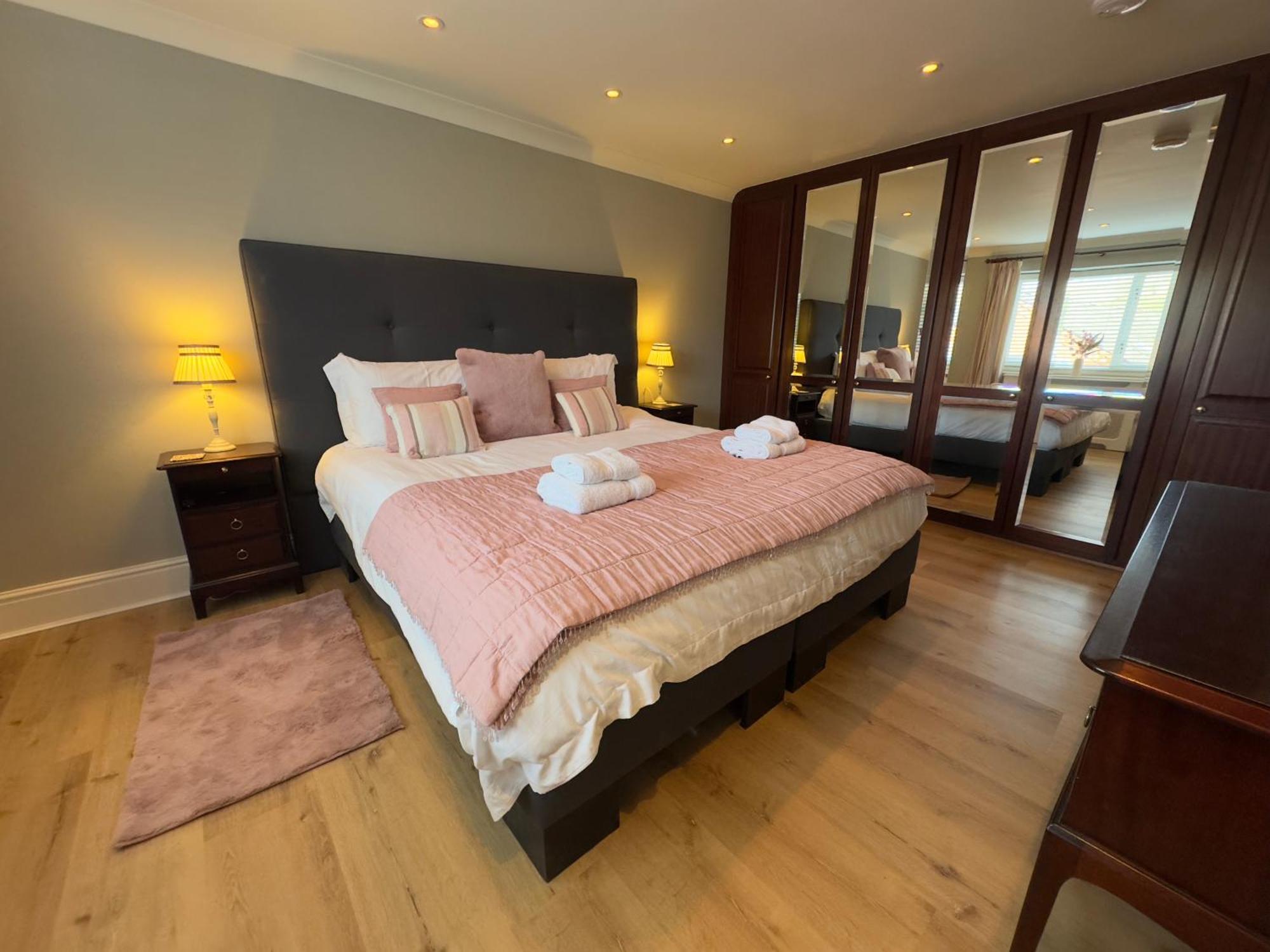 Vast, Elegant Home With Indoor Pool & Sauna Near Popular Golf Course Kington  Buitenkant foto