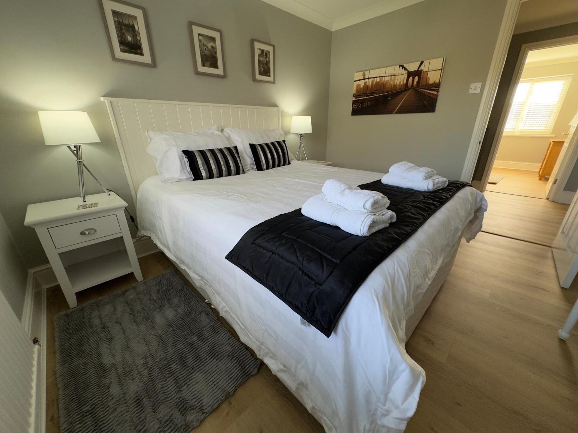 Vast, Elegant Home With Indoor Pool & Sauna Near Popular Golf Course Kington  Buitenkant foto
